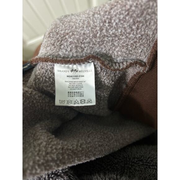 Brandy Melville Casual Brown Zip Hoodie – Cozy Streetwear - Picture 6 of 6